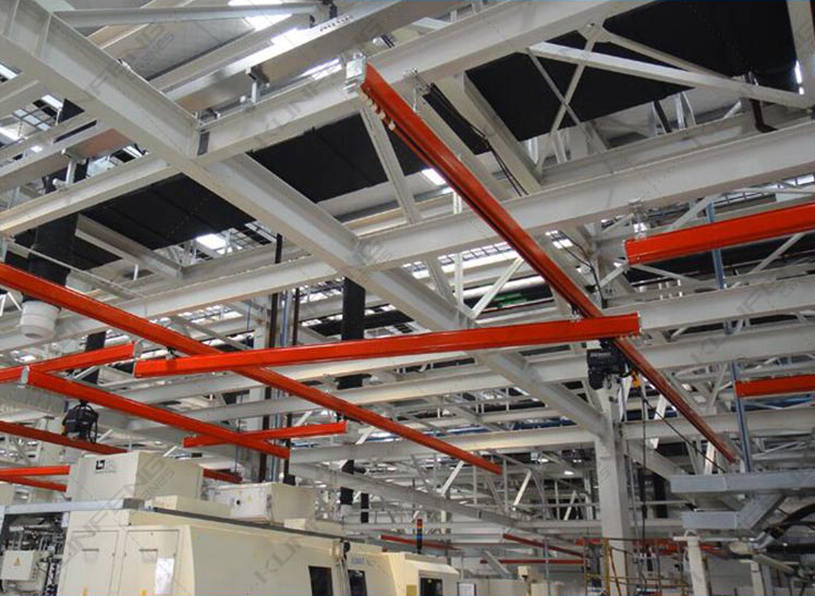Parallel monorail system used in the spraying workshop