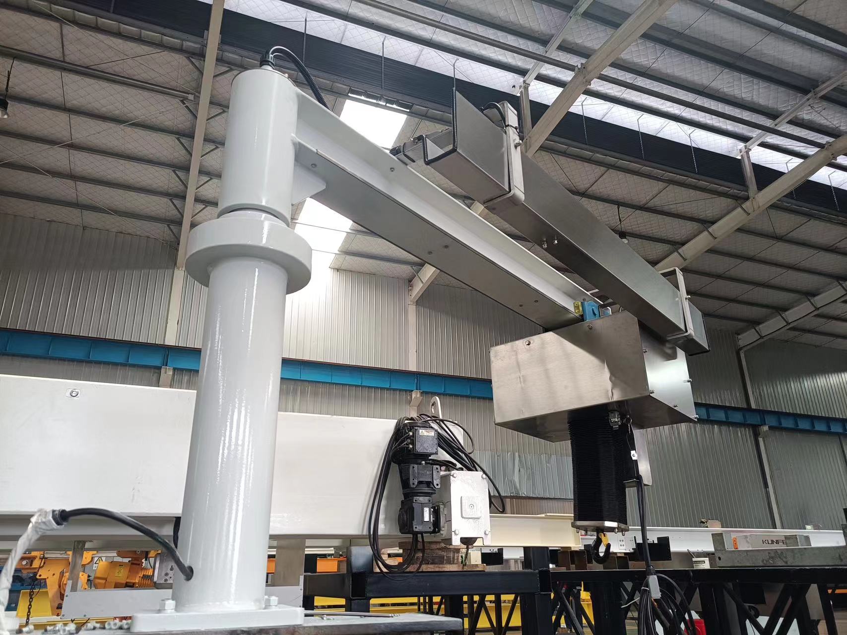 Cleanroom jib crane for semiconductor industry