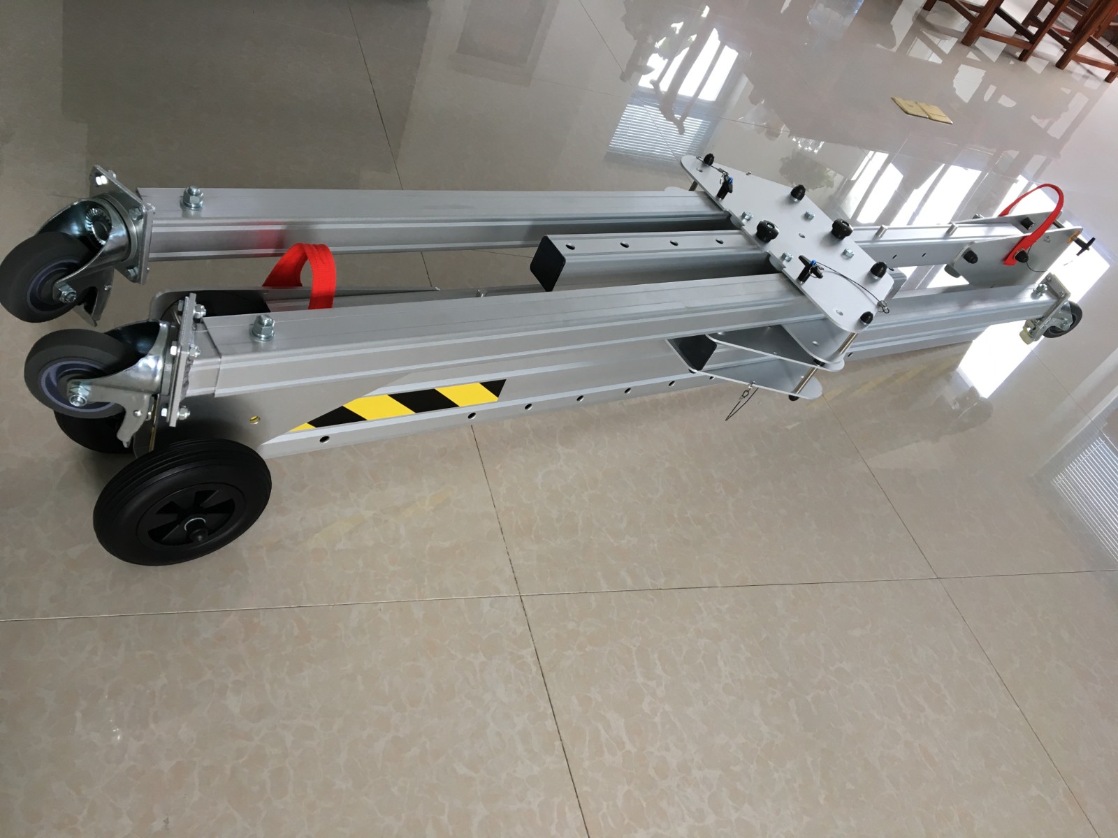 Aluminum folding gantry crane