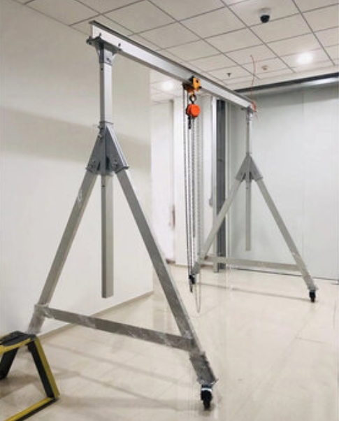 Adjustable steel gantry crane