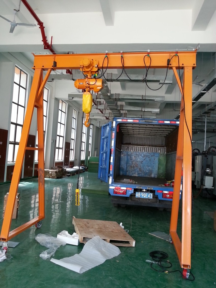 Trackless waking gantry crane