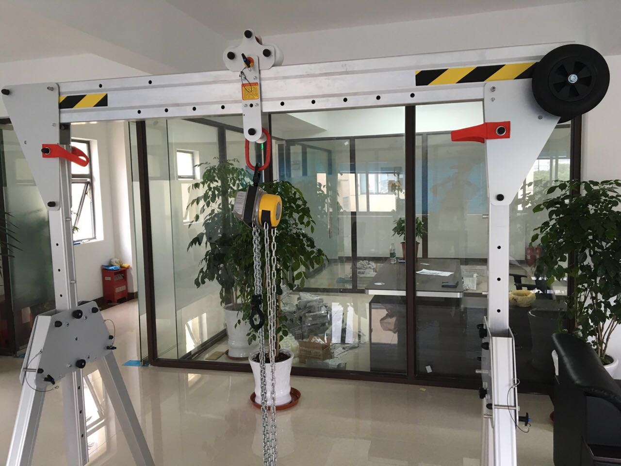 Aluminum portable gantry crane