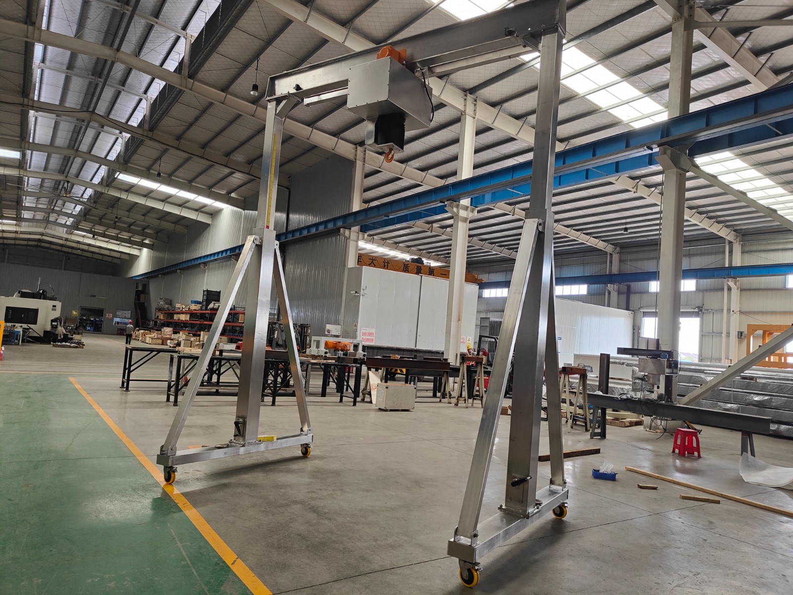 Indoor adjustable mobile gantry crane